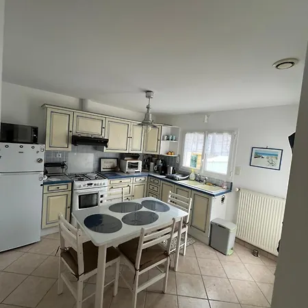 Maison Familiale De Plain Pied, Grande Cour, Velos, Tres Bien Equipee